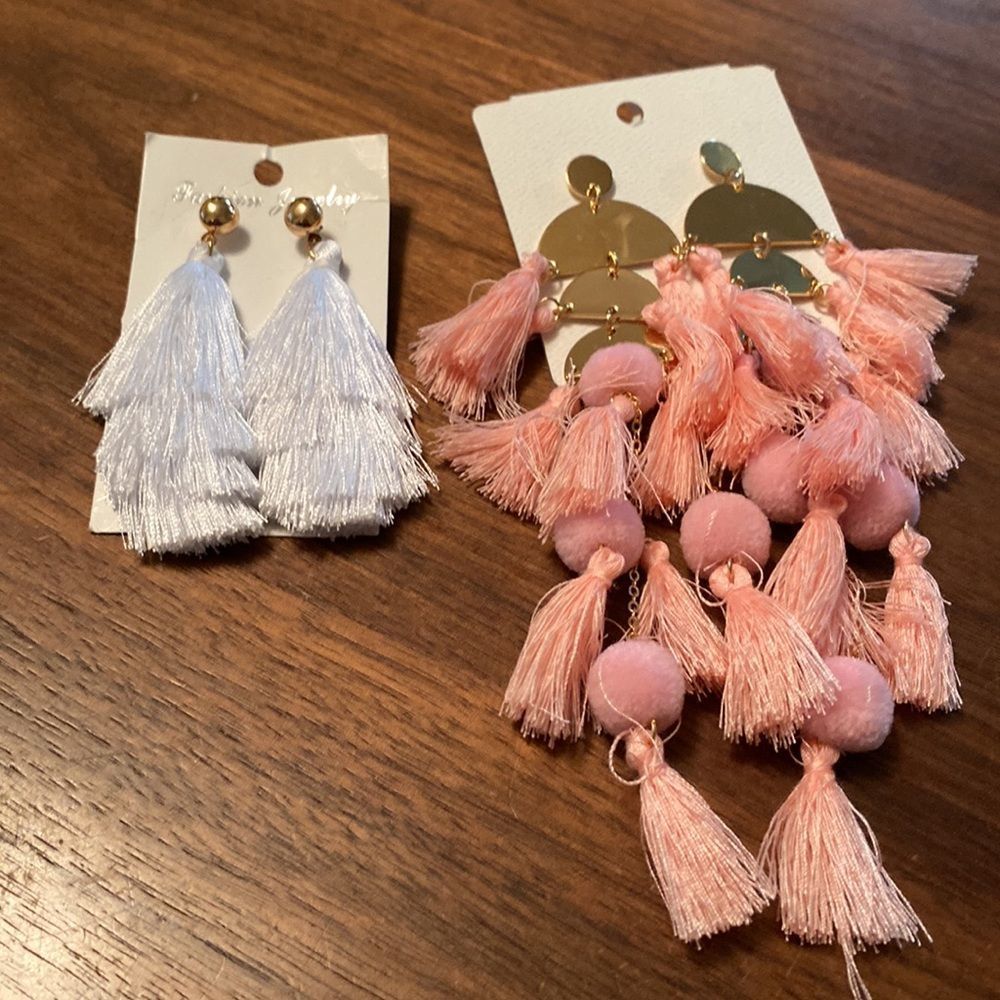 2 pairs earrings  white, pink